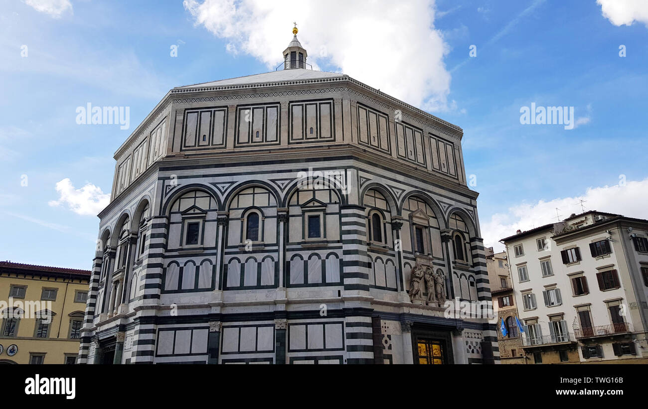 Das Baptisterium von Florenz, Florenz, Toskana, Italien. Das Florentiner Baptisterium oder taufkapelle St. Johannes ist eines der ältesten Gebäude in der Stadt Stockfoto