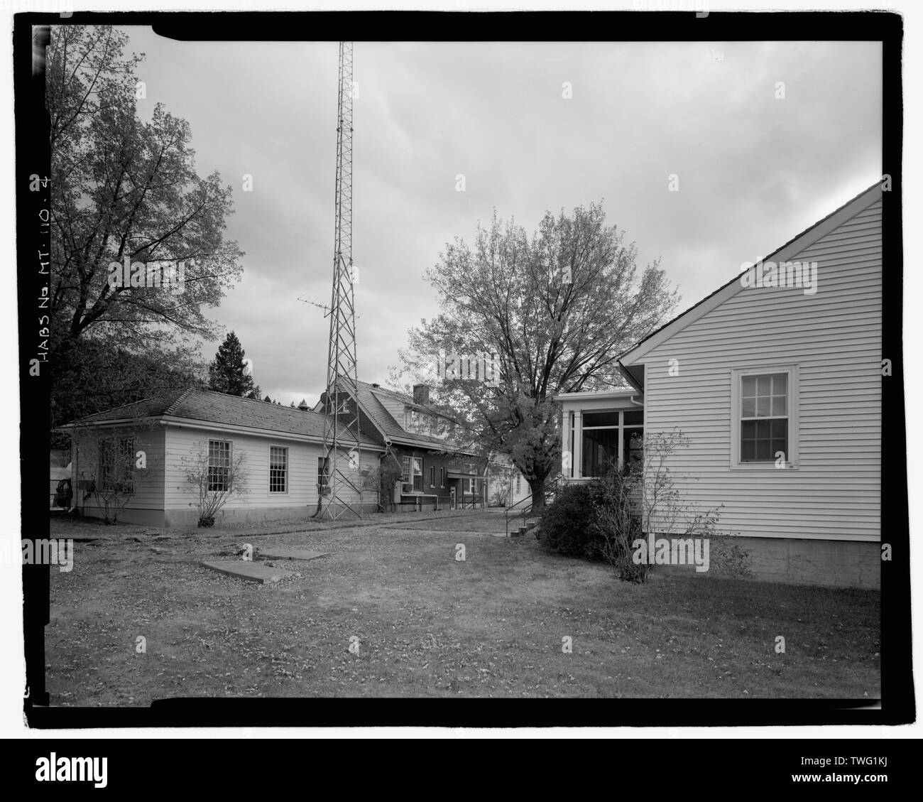 Port Komplex, mit dem wichtigsten Hafen Gebäude am linken Hintergrund und USCS Residence im Vordergrund rechts. Blick nach Süden. - U.S. Customs Service Hafen von Roosville, US-Highway 93, unmittelbar südlich der US-kanadischen Grenze, Eureka, Lincoln County, MT. Stockfoto