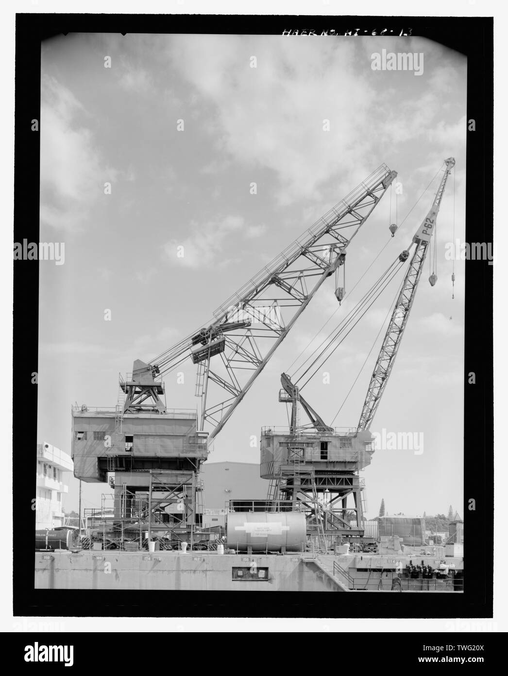 Portalkran P-52 und P-62-seitenansichten - US-Marinestützpunkt Pearl Harbor, äußeren Krane, Waterfront Kranbahn System, Pearl City, Honolulu County, HI Stockfoto