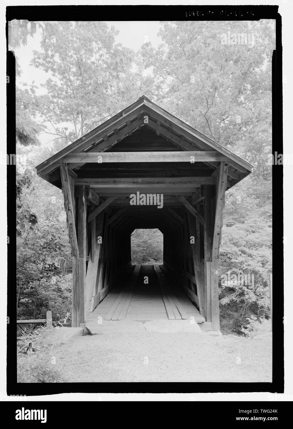 Portal, Suche E. Portale haben quadratischen Öffnungen. - Bunker Hill Brücke, Spanning Lyle Creek, überbrückt Abschnitt der Insel Ford Road, Claremont, Catawba County, NC Stockfoto