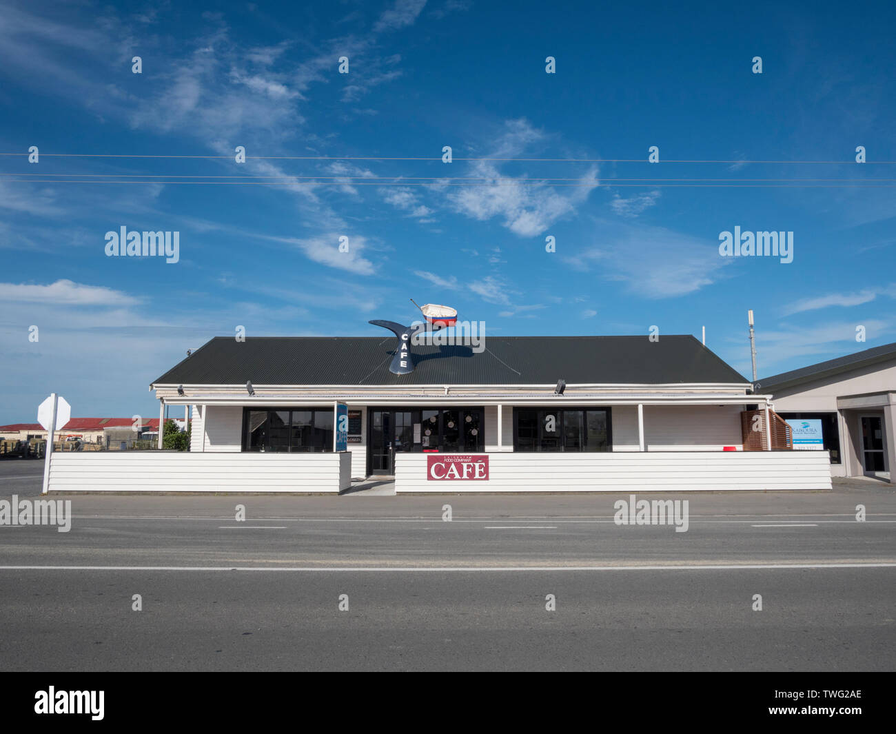 Die Kaikoura Food Company cafe in Kaikoura Neuseeland mit einem großen Modell boa und Wale bis auf dem Dach Stockfoto