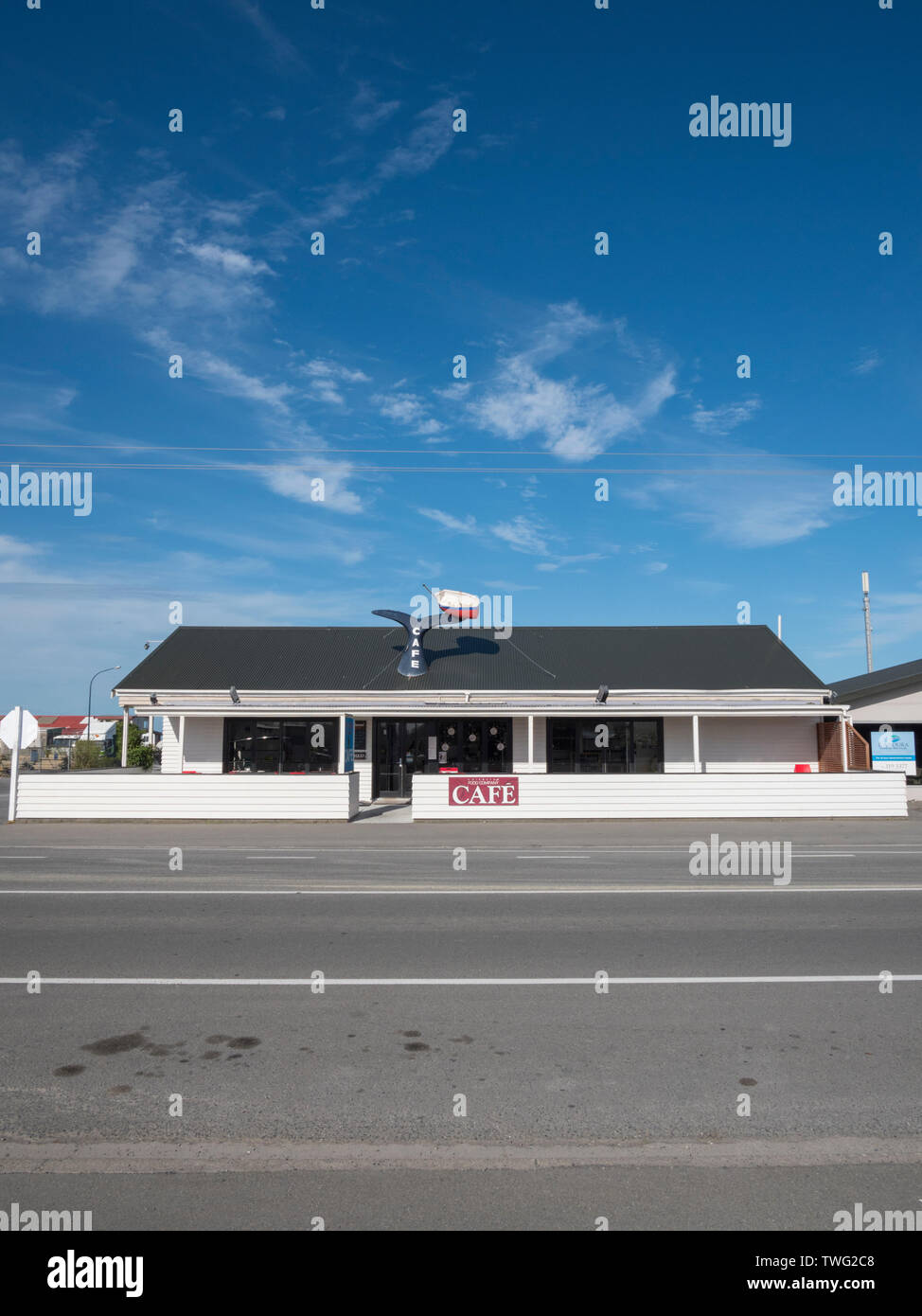 Die Kaikoura Food Company cafe in Kaikoura Neuseeland mit einem großen Modell boa und Wale bis auf dem Dach Stockfoto