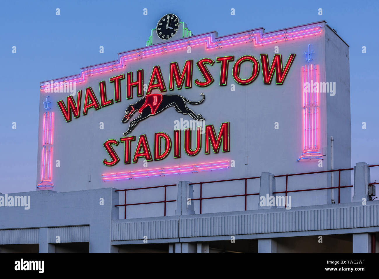 Restaurierte neon Anzeige vom ehemaligen Walthamstow Greyhound Racing Track in der Dämmerung, bei der Entwicklung des neuen Gehäuses Walthamstow Street, London, Vereinigtes Königreich Stockfoto