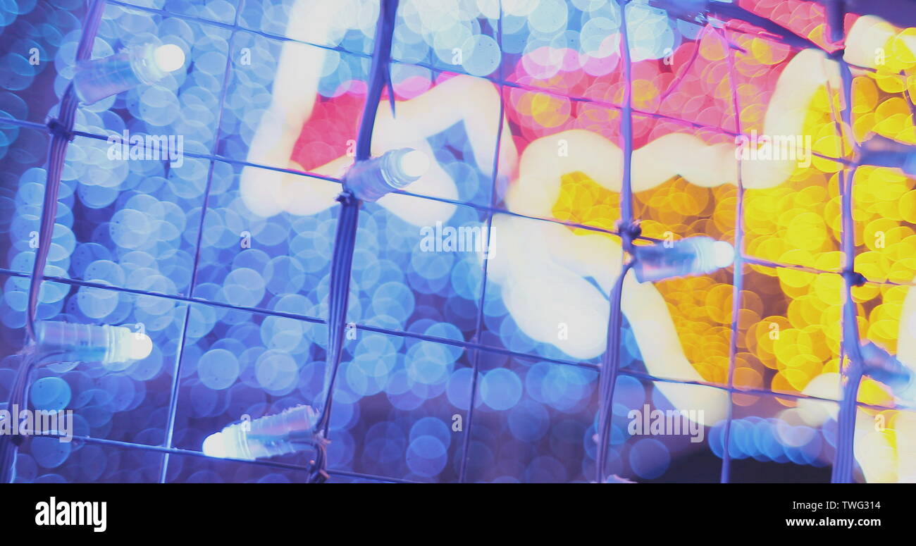 Blue Christmas lights auf der Bars und auf der Straße in den Abend Stockfoto