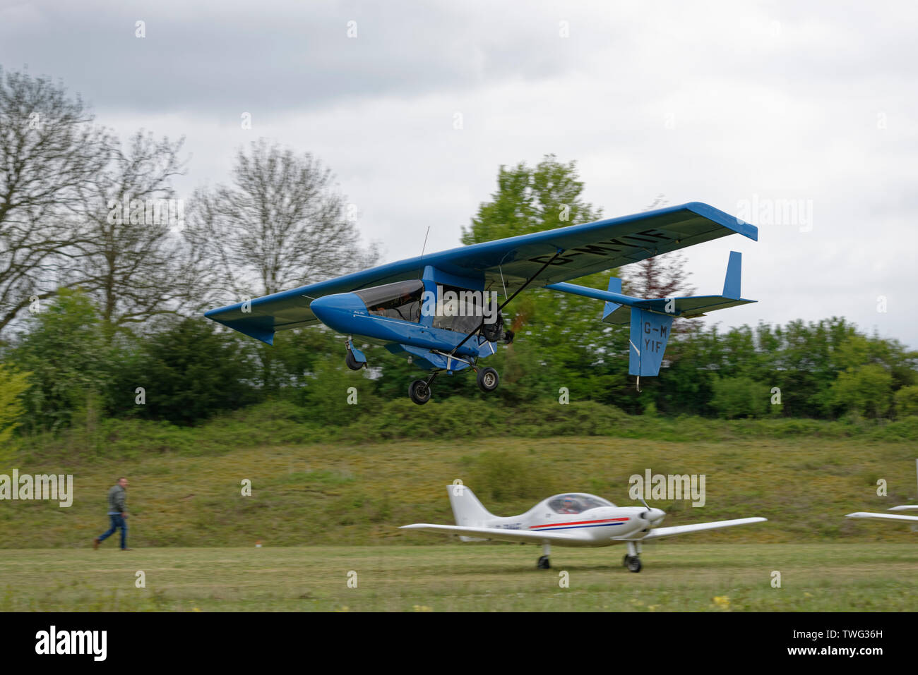 Smart Blue CFM Schatten Ultraleicht Flugzeug hebt ab Popham Flugplatz inn Hampshire England Stockfoto
