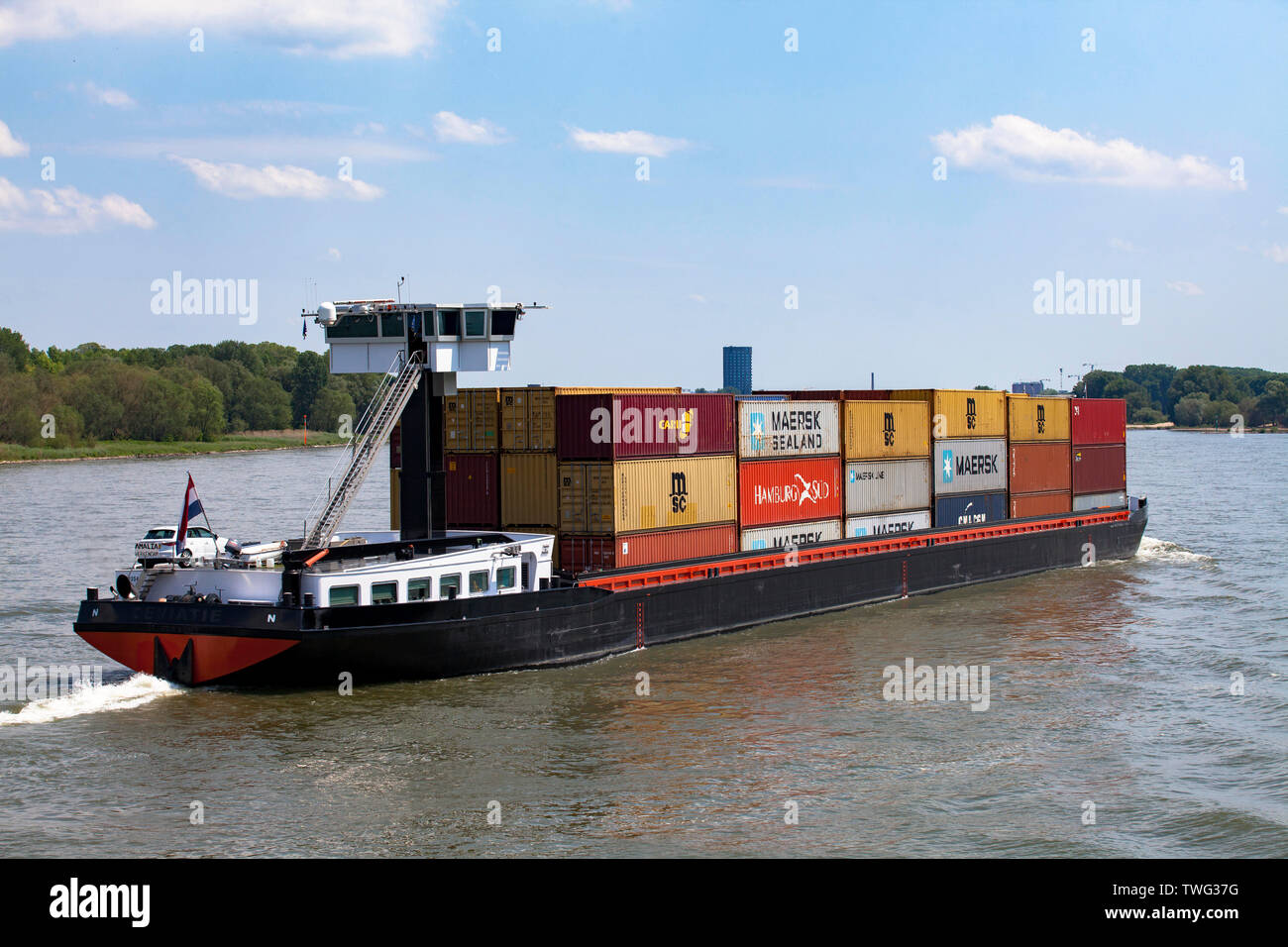 Ein Containerschiff auf dem Rhein in der Stadt Stadtteil Niehl, Köln, Deutschland ein Containerschiff auf dem Rhein im Stadtteil Niehl, Koeln,,Deuts Stockfoto