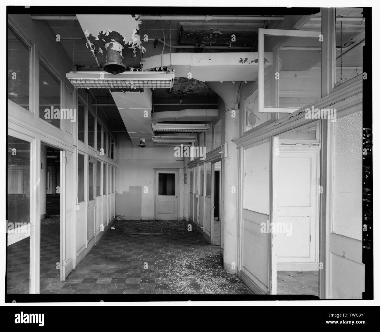 Eigenes Büro in der nordöstlichen Ecke der 8. Etage, mit bewaldeten Partitionen mit beweglichem Querbalken leuchtet. - Die Flotte der US-Marine Supply Base, Lagerhaus Nr. 1, 830 Third Avenue, Brooklyn, Kings County, NY Stockfoto