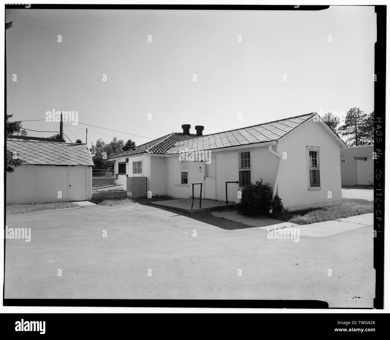 Die Projektion Nordflügel mit älteren Teil des Gebäudes über und Gebäude 21 bei extremen Linken Fitzsimons General Hospital, Druckerhöhungspumpe, Ende des West Bushnell Avenue, 250 Meter westlich der Kreuzung von West Bushnell Avenue und der South First Street, Aurora, Adams County, CO Stockfoto