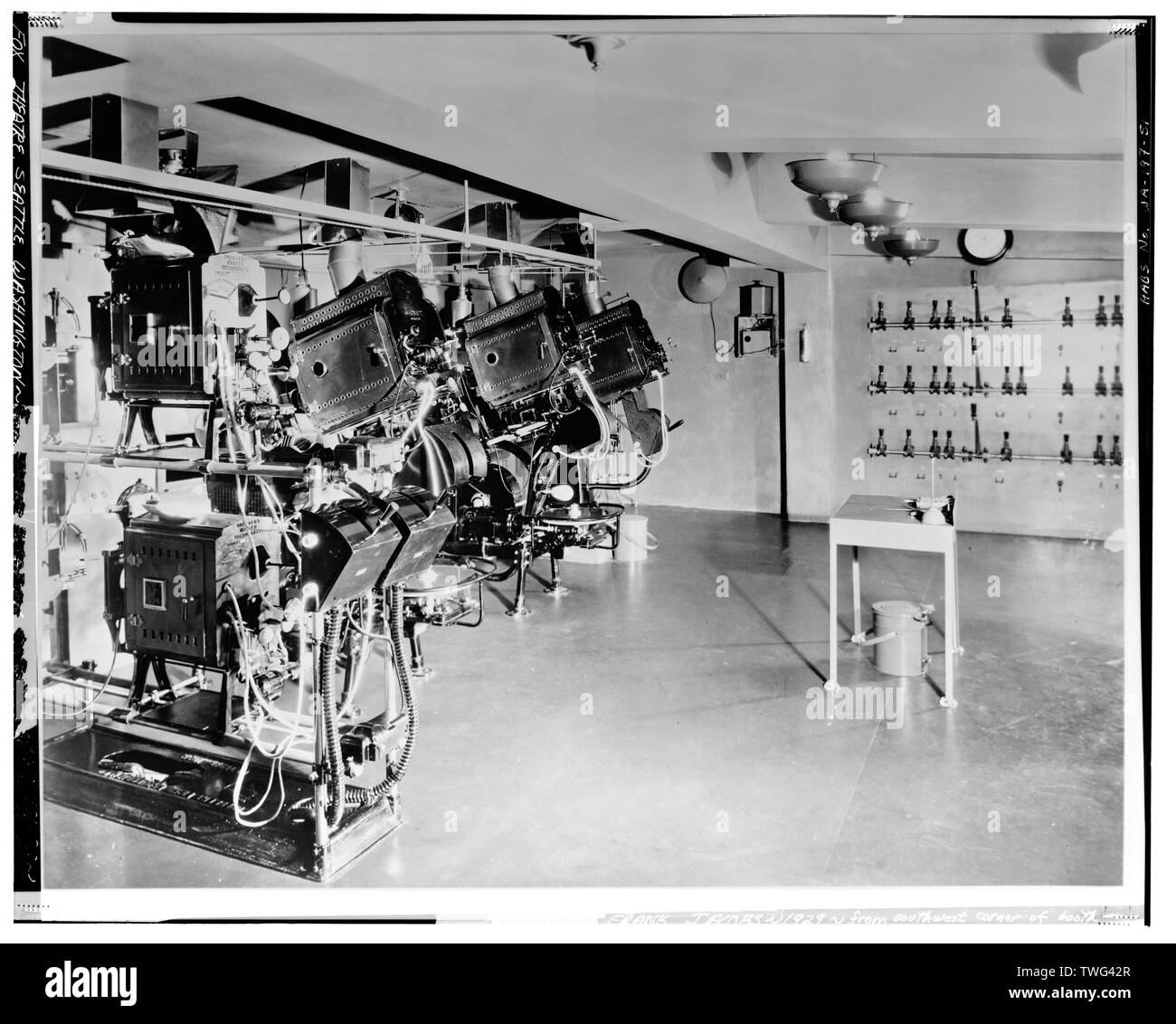 Projektionsraum, SW suchen. Original Movietone Projektionstechnik intakt. Altes Foto Label des gerichteten Blick ist ungenau. Dieses Bild zeigt die Projektion Zimmer nach Süden vom ursprünglichen Design erweitert wurde vor der Eröffnung des Theaters (siehe auch Foto WA -197-36). - Fox Theater, Seventh Avenue und Olive, Seattle, King County, WA; Ford, Sherwood Demier; Maul, David, Sender Stockfoto