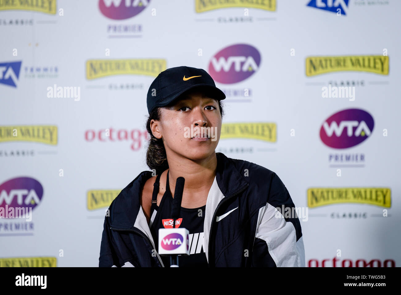 BIRMINGHAM, ENGLAND 17. Juni Naomi Osaka in Japan spricht mit den Medien nach ihrem Sieg gegen Maria Sakkari von Griechenland während der Umlauf von 32 an der Natur Tal Classic bei Edgbaston Priorat Club, Birmingham am Dienstag, 18. Juni 2019. (Credit: Andy Whitehead | MI Nachrichten) Stockfoto