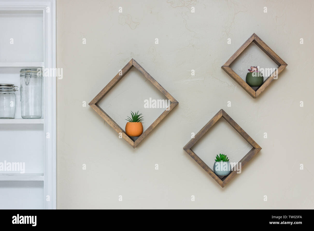 Rautenförmige Floating Regale an der Wand füllen mit Sukkulenten  Stockfotografie - Alamy