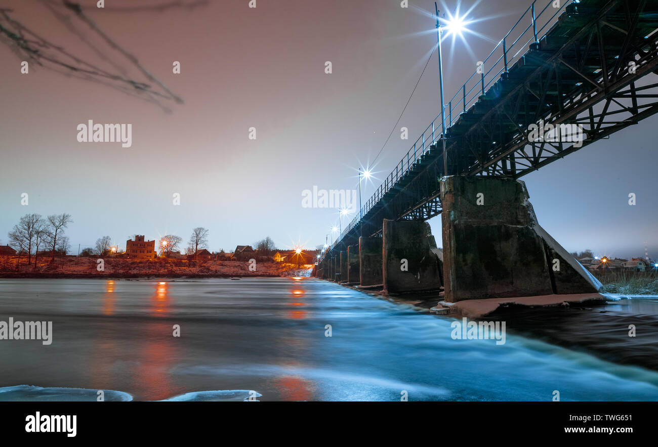 Fußgänger-Brücke über den Fluss Am Abend im Winter Stockfoto