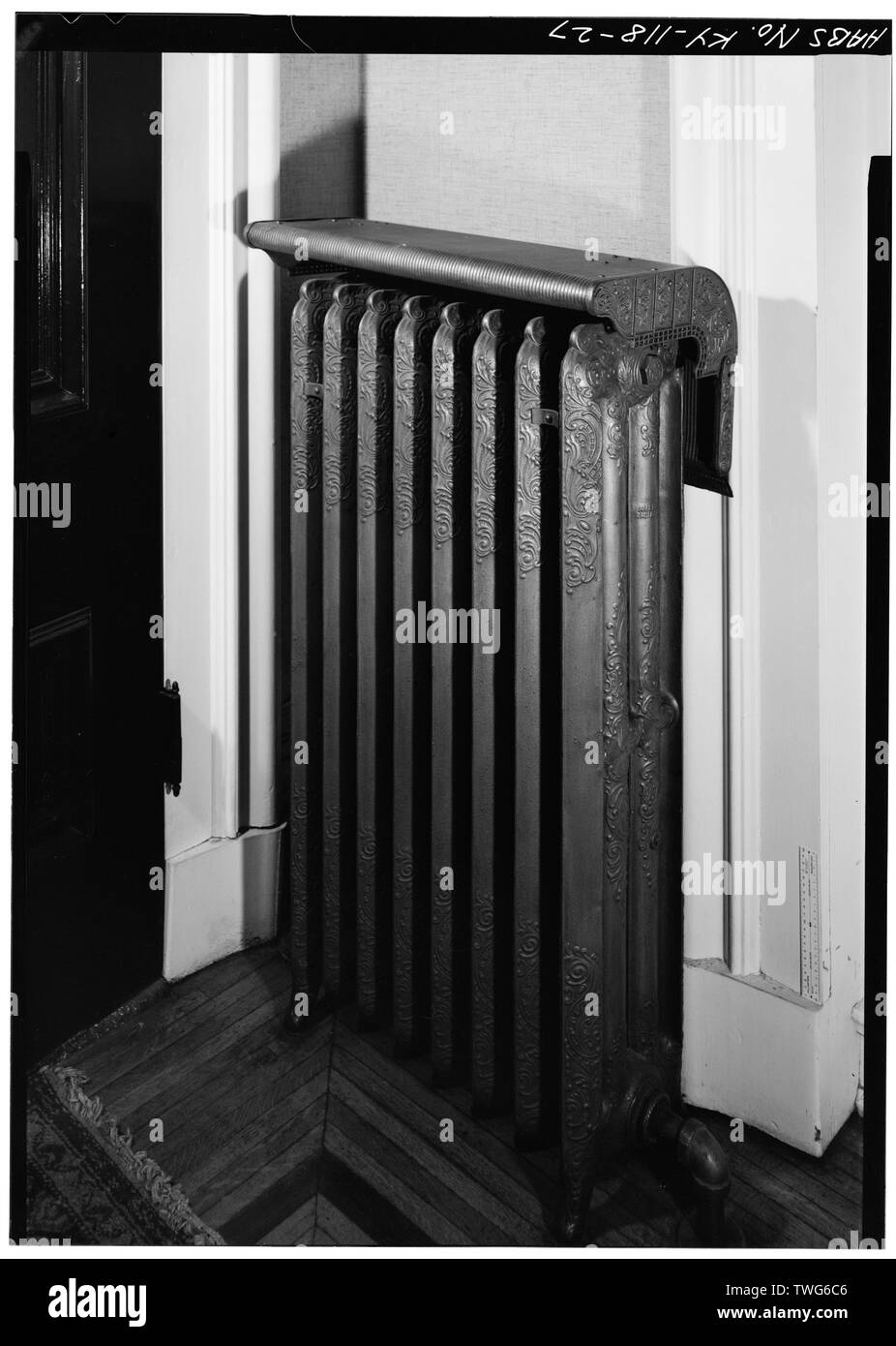 Den Kühler an der südöstlichen Ecke der ESSZIMMER, HERGESTELLT VON AMERICAN RADIATOR COMPANY, ca. 1890-1910 - Ronald-Brennan House, 631 South Fifth Street, Louisville, Jefferson County, KY; Ronald, Francis S, J; Brennan, Thomas; Jandoli, Liz, Sender Stockfoto