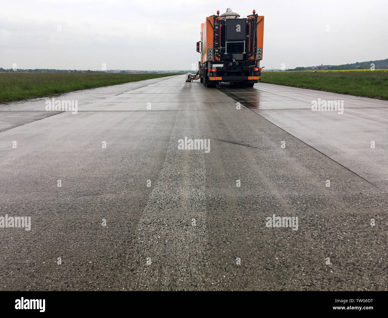 Bild von einem Fahrzeug mit Ausrüstung für den Ausbau der Verkehr Kennzeichnung von der Straße. Es ist durch den Wasserdruck, indem der Strahl aus Wasser. Stockfoto