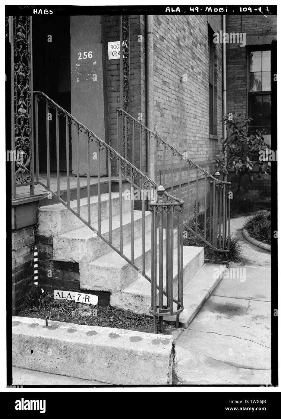 Historischer amerikanischer Gebäude Umfrage E. W. Russell, Fotograf, April 7, 1936 GELÄNDER AUF SCHRITTE ZUM HAUS AUF ST. FRANCIS STREET - 256 Saint Francis Straße (Haus, Schmiedearbeiten), Mobil, Mobile County, AL Stockfoto