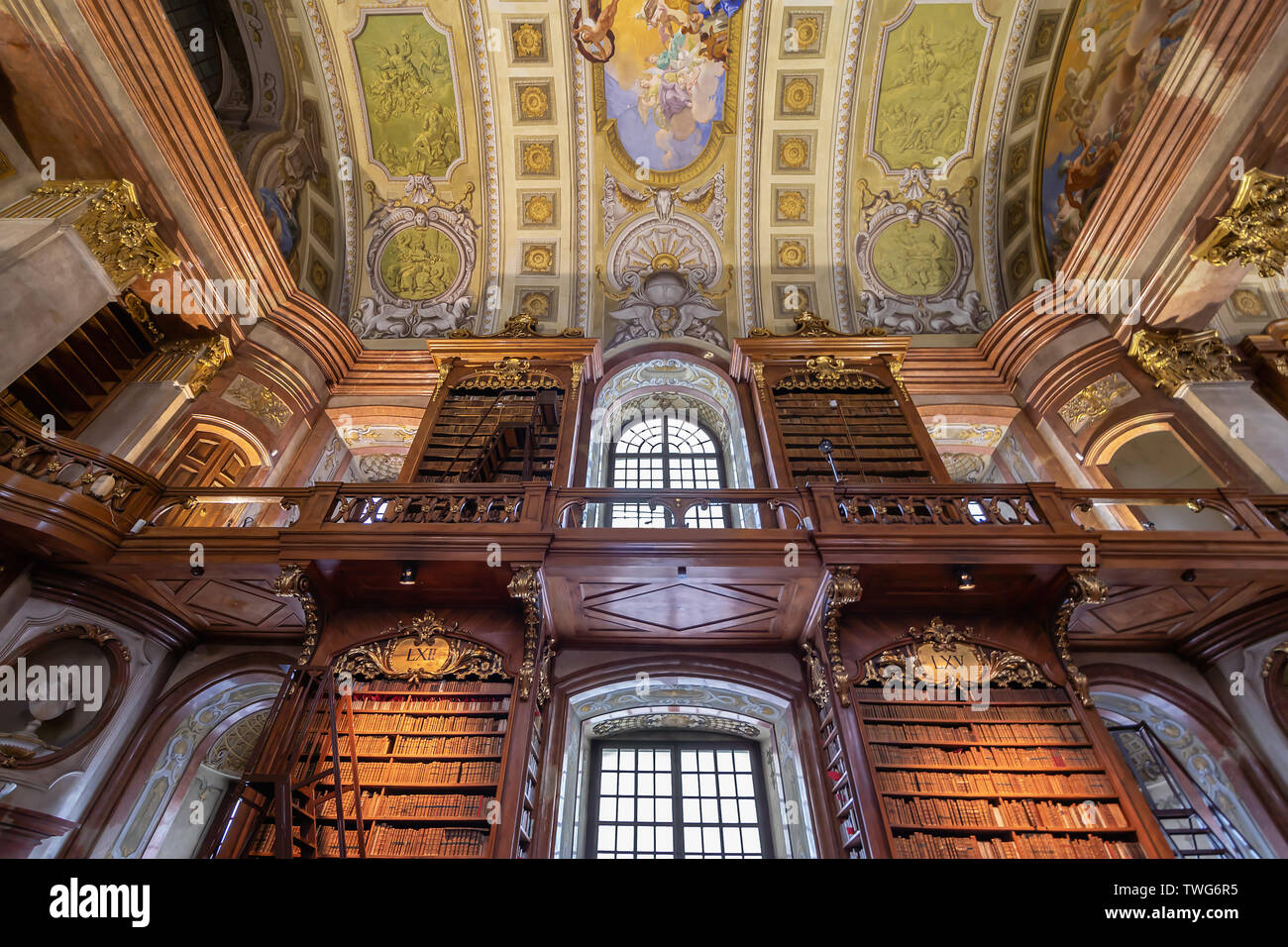 Innenraum der Österreichischen Nationalbibliothek - alten barocken Bibliothek des Habsburger Reiches in der Hofburg entfernt. Stockfoto