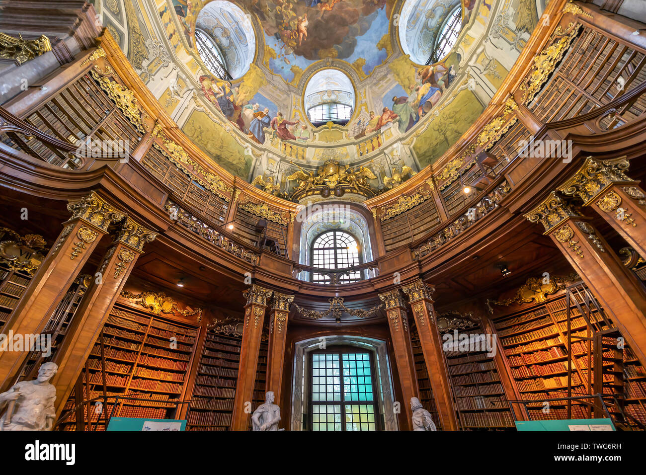 Innenraum der Österreichischen Nationalbibliothek - alten barocken Bibliothek des Habsburger Reiches in der Hofburg entfernt. Stockfoto