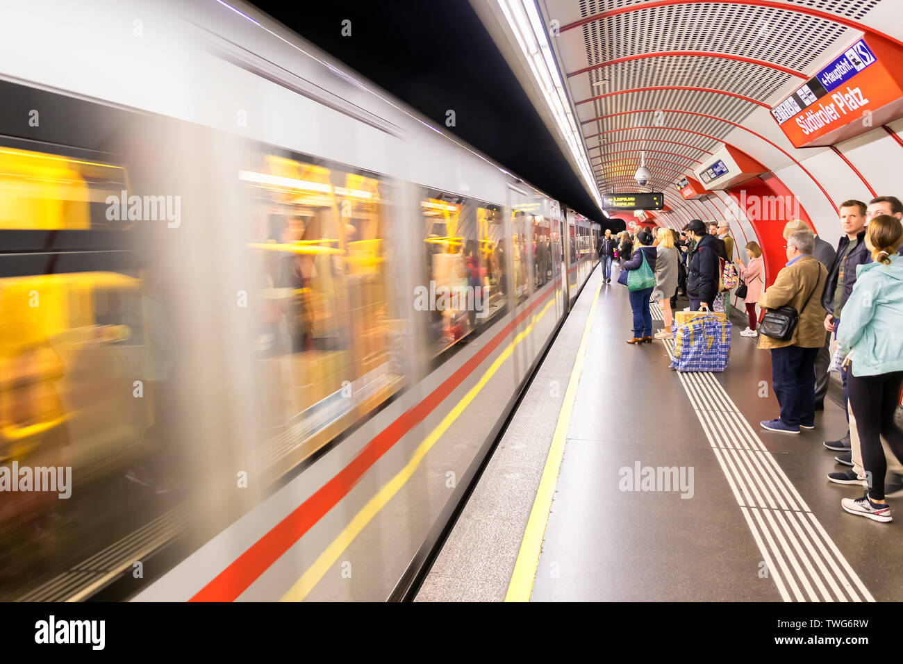 Subway train interior vienna austria -Fotos und -Bildmaterial in hoher  Auflösung – Alamy