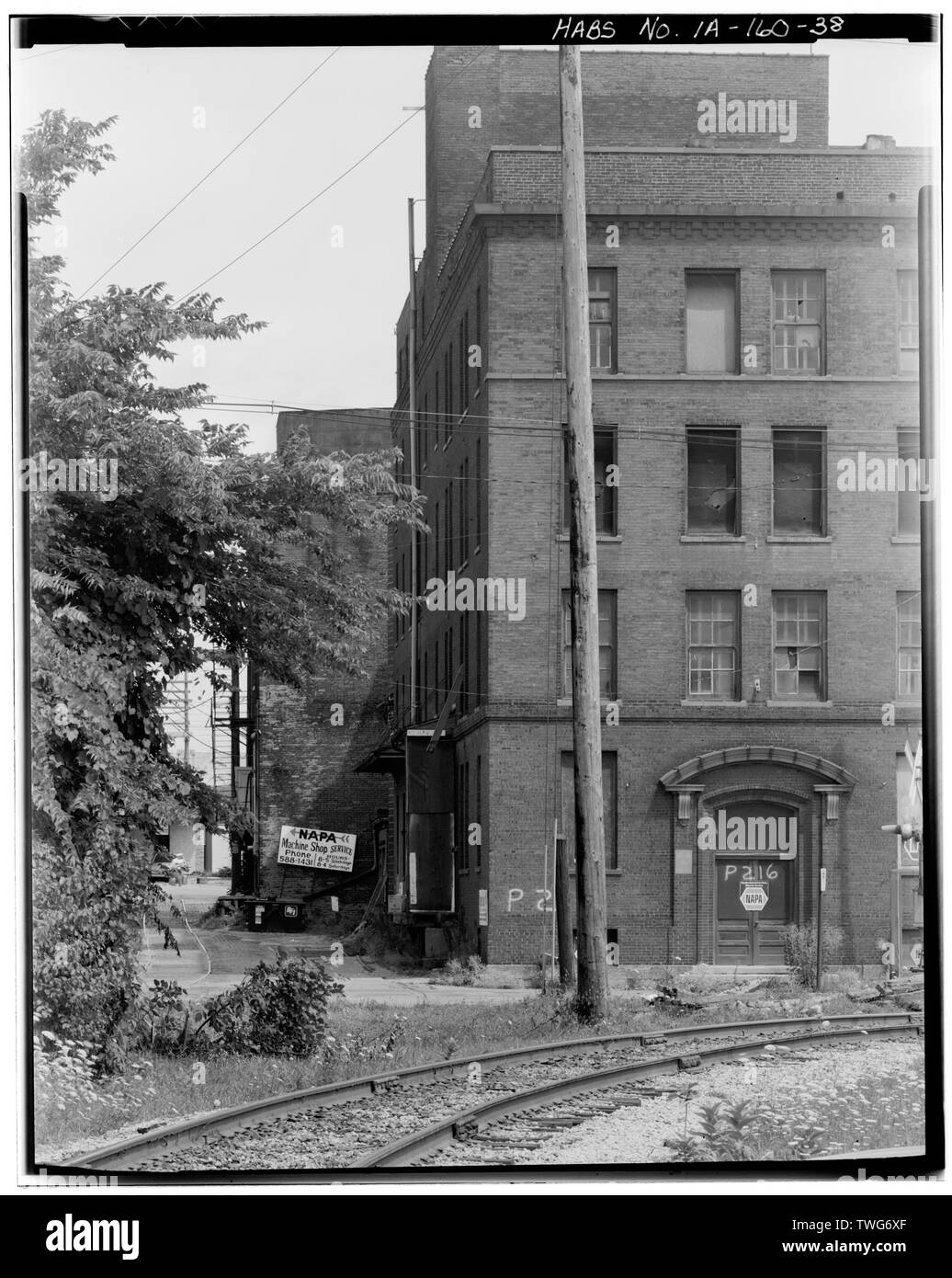 Eisenbahn SPUR SPUR HINTER 0 Block von Hauptstraße mit McFADDEN KAFFEE UND SPICE COMPANY FABRIK UND LAGER IN DER RECHTEN HINTERGRUND. Blick nach Norden. - Dubuque im Gewerbe und in der Industrie, Dubuque, Dubuque County, IA Stockfoto