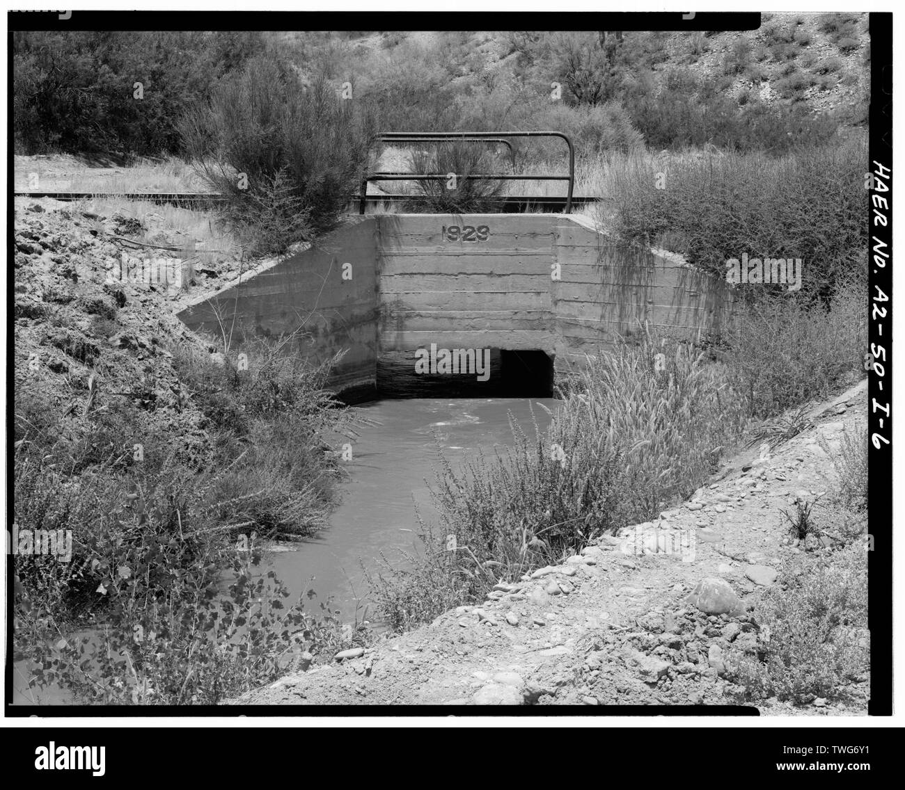 Bahnübergang auf der Nordseite KANAL IN T4S R10E S 17. Blick nach Westen - San Carlos Bewässerungsprojekt, Nordseite-Kanals, nördlich des Gila River, Coolidge, Pinal County, AZ Stockfoto