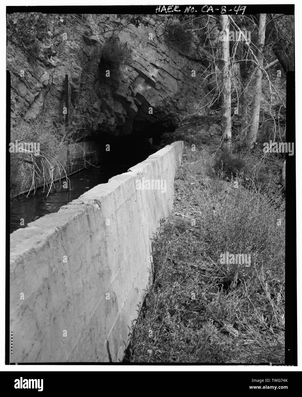 Angesprochenen KONKRETEN KANAL UND TUNNEL durch den FELSVORSPRUNG, auf der Suche nach Südost. - Little Rock Creek Dam, Little Rock Creek, Littlerock, Los Angeles County, CA Stockfoto