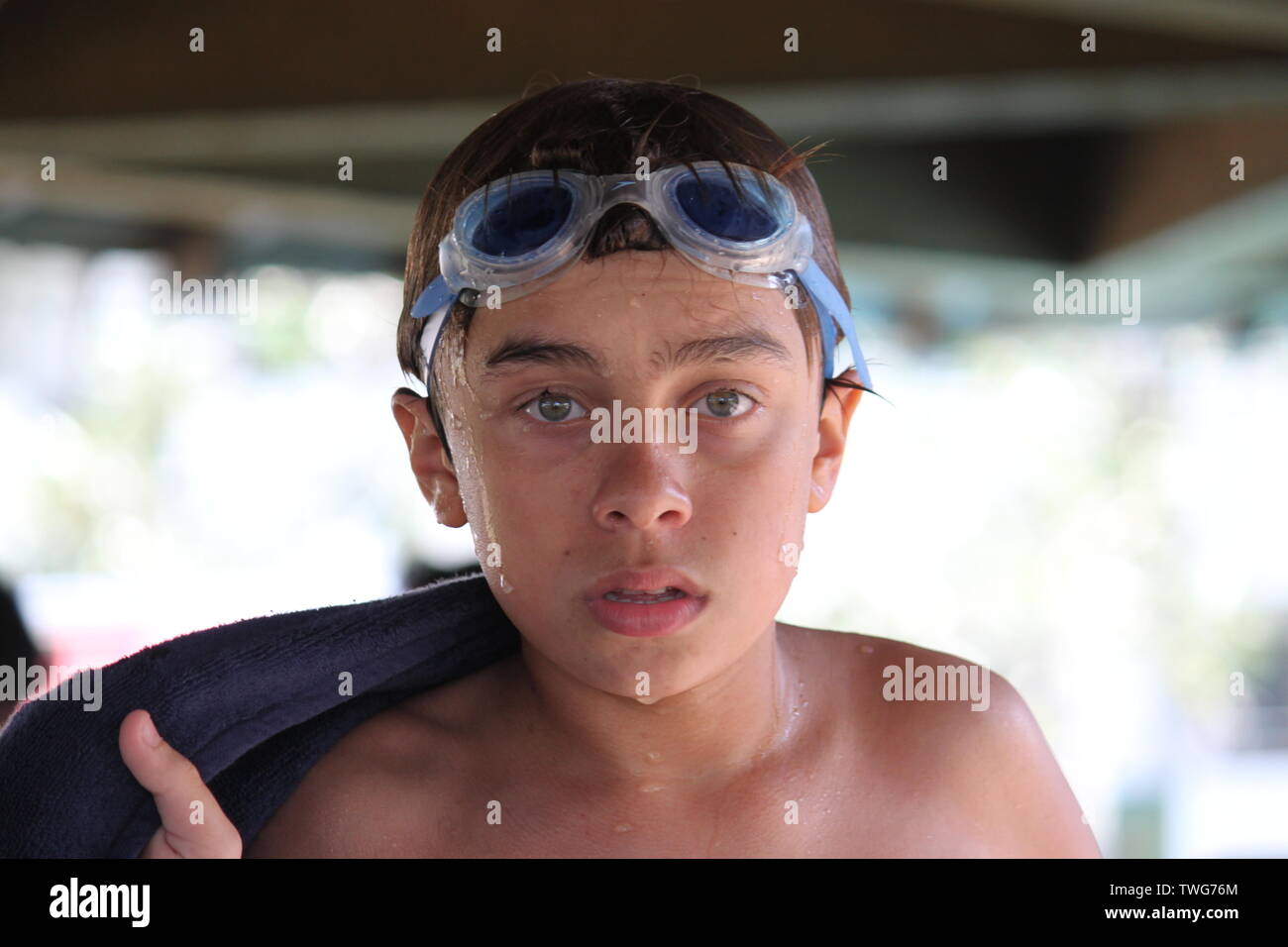 Portr t Von Einem Gutaussehenden Jungen Jugendjungen Durch Pool Im