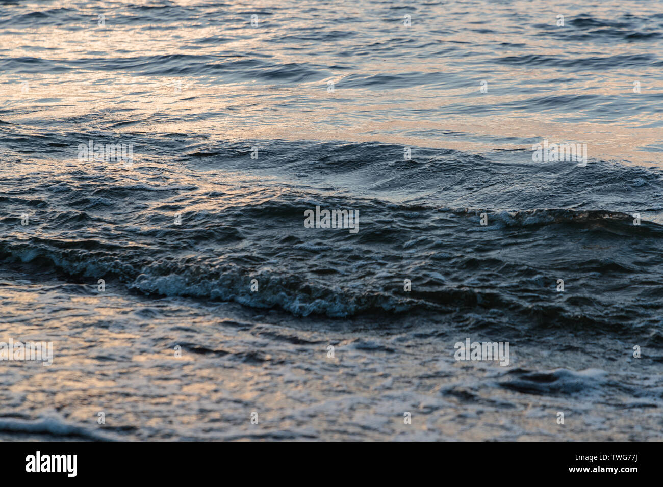 Wunderschöne sea wave Tide am Abend Stockfoto
