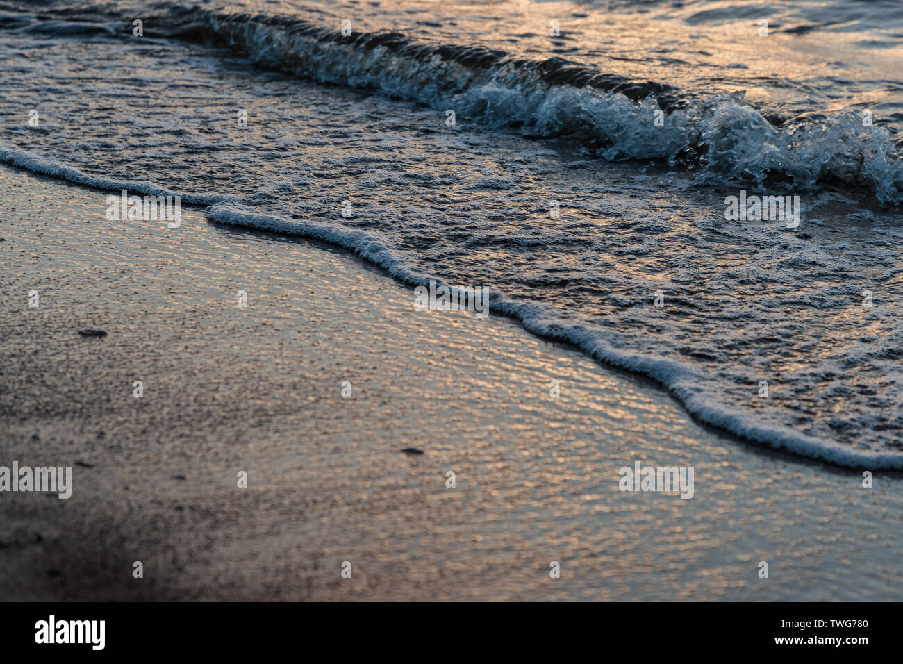 Wunderschöne sea wave Tide am Abend Stockfoto