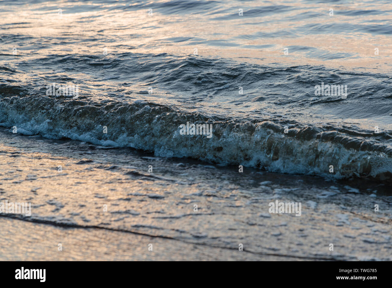 Wunderschöne sea wave Tide am Abend Stockfoto
