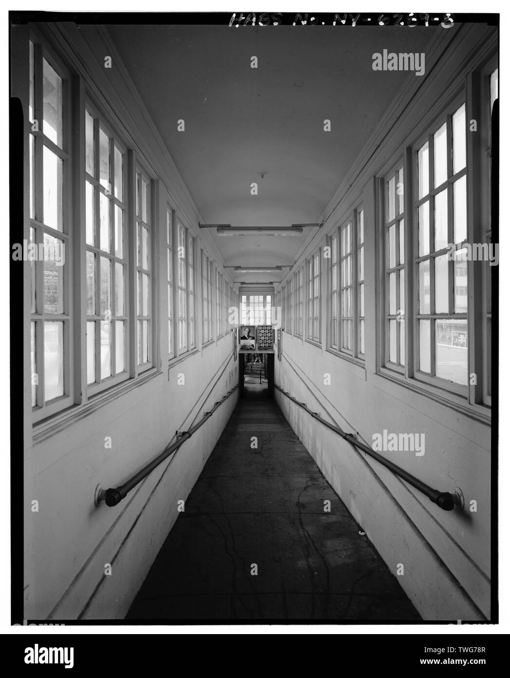 Rampe auf PONDFIELD STRASSE BAHNUNTERFÜHRUNG-bronxville Bahnhof, Parkway Straße bei Pondfield Straße, Bronxville, Westchester County, NY Stockfoto