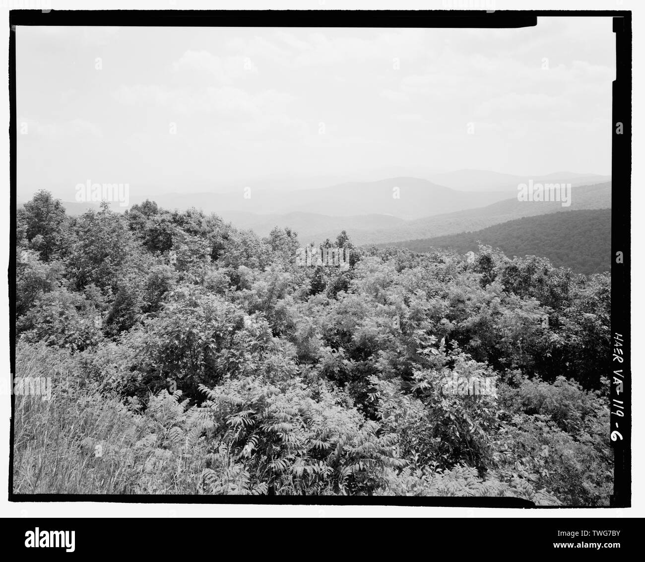 Auswahl bieten. Blick auf BERGPANORAMA, in der Sie mit Blick auf den Südwesten, Km 17.1. - Skyline Drive, in Front Royal, VA Rockfish Lücke, VA, Luray, Seite County, VA; Marston, Christopher, Projektleiter; Quint, Richard, Projektleiter; Christianson, Justine, Sender; Harvey, Robert R, delineator; Groe, harlan d, delineator; Lanning, Michael P, delineator; Seeger, Christopher J, delineator; Wirth, Shane P, delineator; Faust, William ein, Fotograf; Schmell, Brent, delineator; Stokes, Dave, delineator; Lundquist, Ryan, delineator Stockfoto