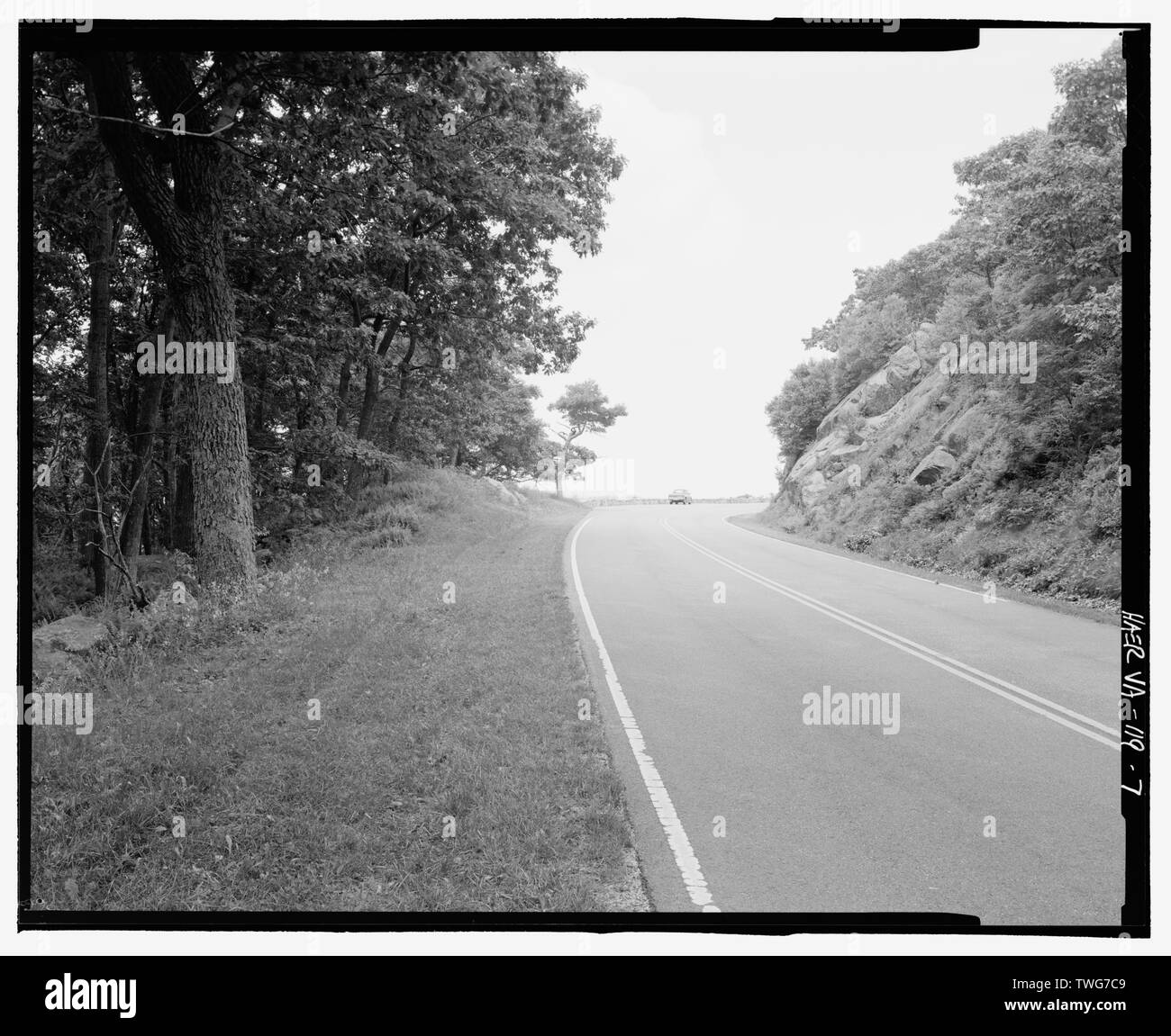 Auswahl bieten. Blick auf die Straße fast übersehen, nach Nordosten. - Skyline Drive, in Front Royal, VA Rockfish Lücke, VA, Luray, Seite County, VA; Marston, Christopher, Projektleiter; Quint, Richard, Projektleiter; Christianson, Justine, Sender; Harvey, Robert R, delineator; Groe, harlan d, delineator; Lanning, Michael P, delineator; Seeger, Christopher J, delineator; Wirth, Shane P, delineator; Faust, William ein, Fotograf; Schmell, Brent, delineator; Stokes, Dave, delineator; Lundquist, Ryan, delineator Stockfoto