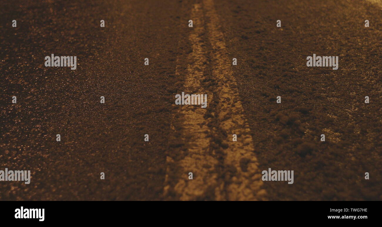 Schmutzige Asphaltstraße im Herbst bei Nacht Stockfoto