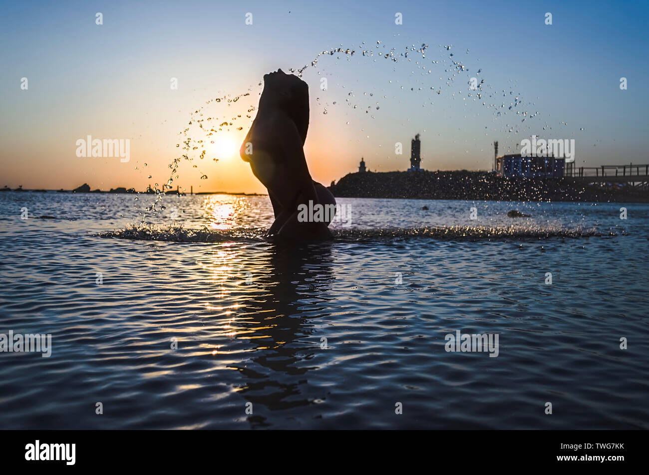 Silhouette der athletischen Mädchen Hände Spritzwasser. Stockfoto