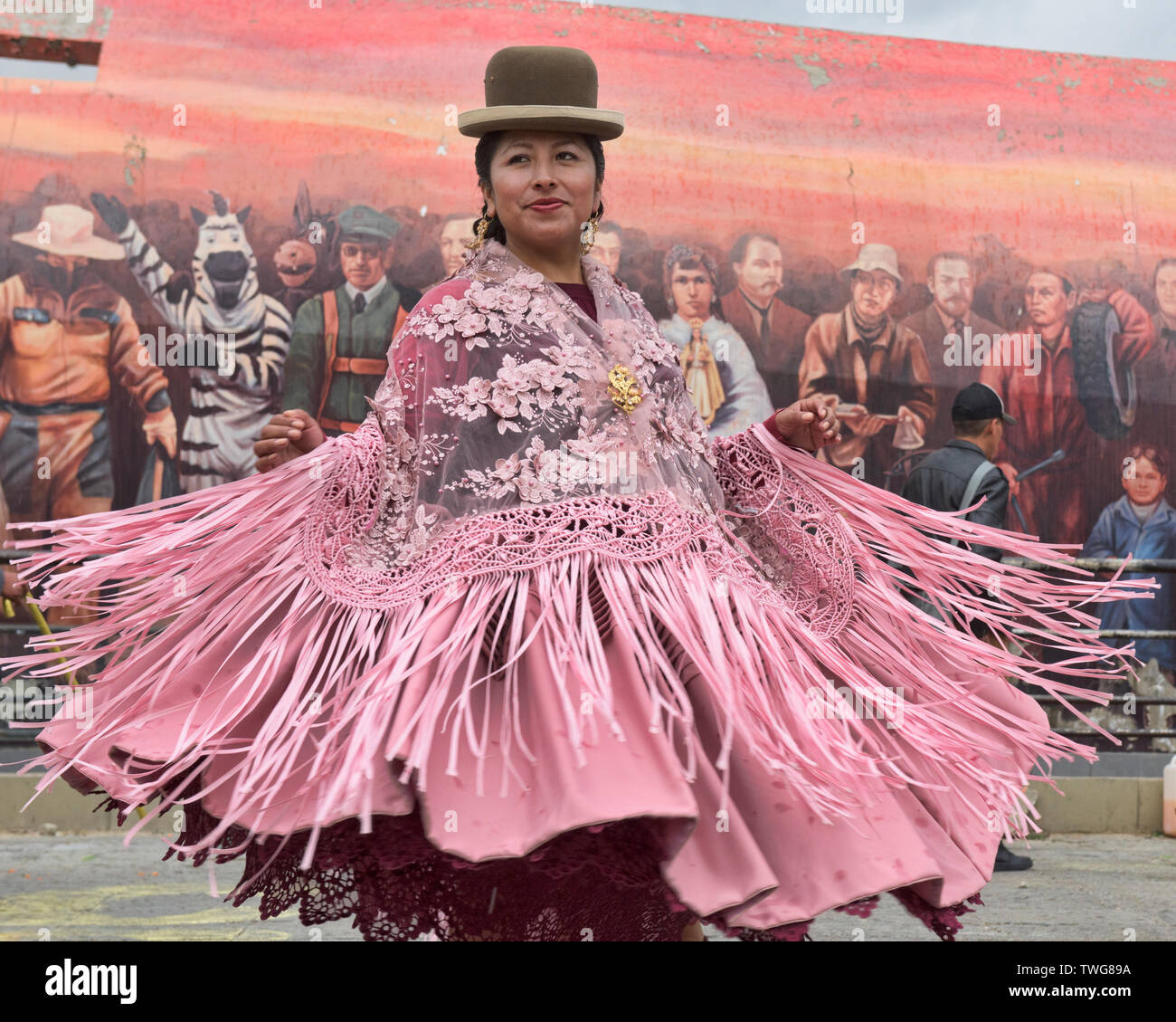 Cholita tanzen im Gran Poder Festival, La Paz, Bolivien Stockfoto