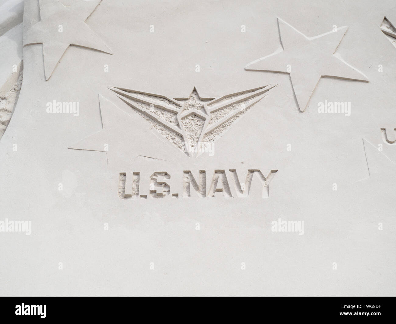United States Navy Logo in Sand geformt, Nahaufnahme. Texas Sandfest 2019 in Port Aransas, Texas USA. Stockfoto