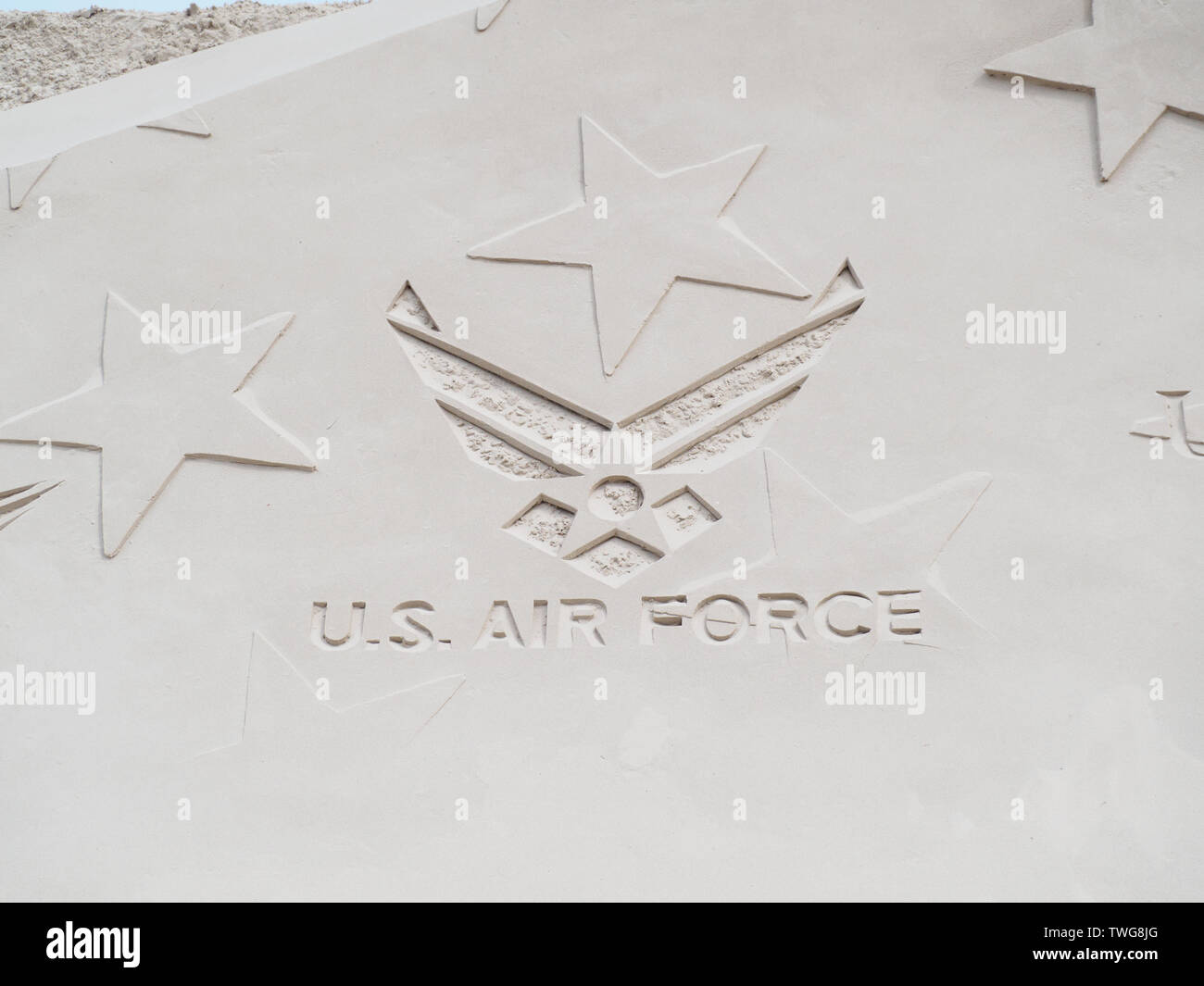 United States Air Force Logo in Sand geformt, Nahaufnahme. Texas Sandfest 2019 in Port Aransas, Texas USA. Stockfoto