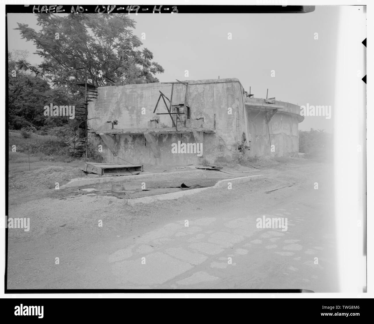 Hinten (Süden) und Seite (Osten) des 65-Fuß-Becken. - Standard Kalk und Steinbruch, Tanks und Absetzbecken, County Route 27, Millville, Jefferson County WV Stockfoto