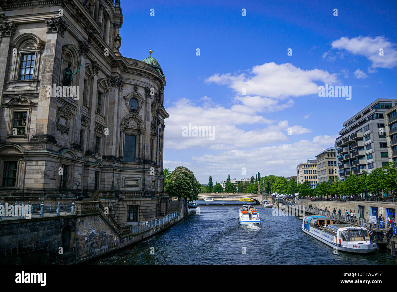 Boote auf der Spree in Berlin, Deutschland Stockfoto