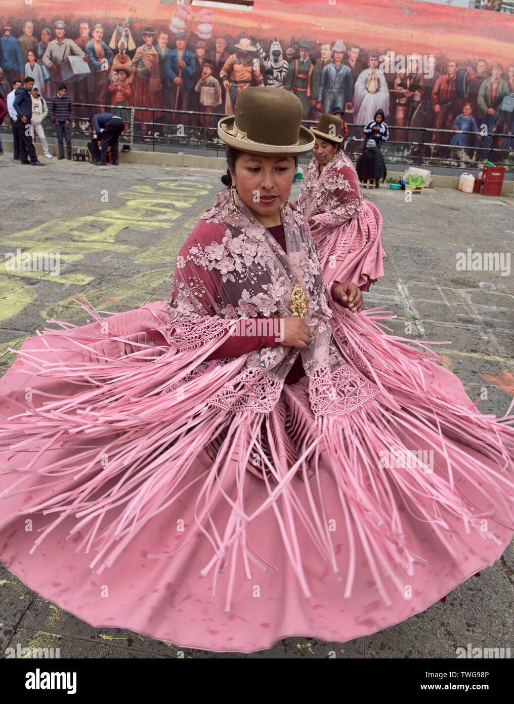 Cholita tanzen im Gran Poder Festival, La Paz, Bolivien Stockfoto