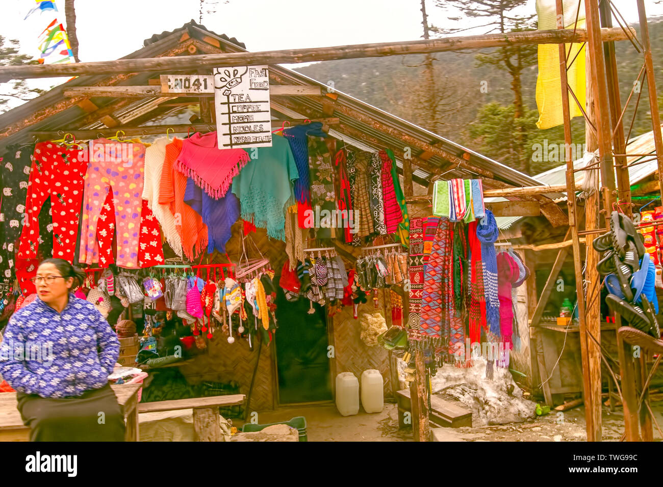 Yungtham Tal, am Straßenrand, Bekleidungs-, Stall, einheimischen Besitzerin, warten, für, Touristen, Nord Sikkim, Indien. Stockfoto