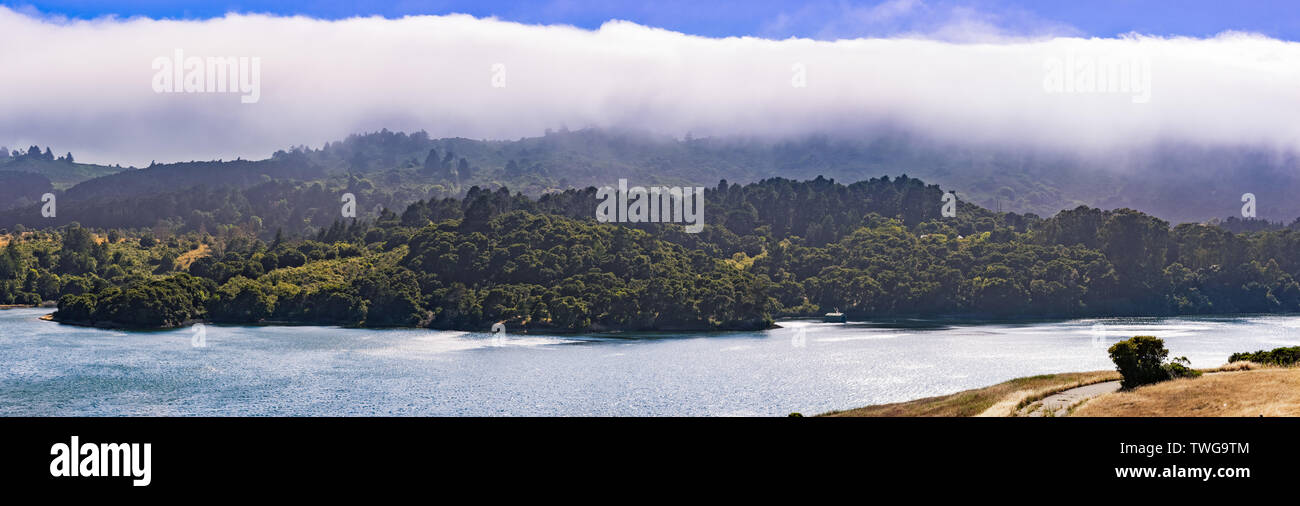 Obere Crystal Springs Reservoir, Teil der San Mateo Nebenfluss-wasserscheide und Santa Cruz Berge bedeckt mit Wolken im Hintergrund sichtbar; San Ma Stockfoto