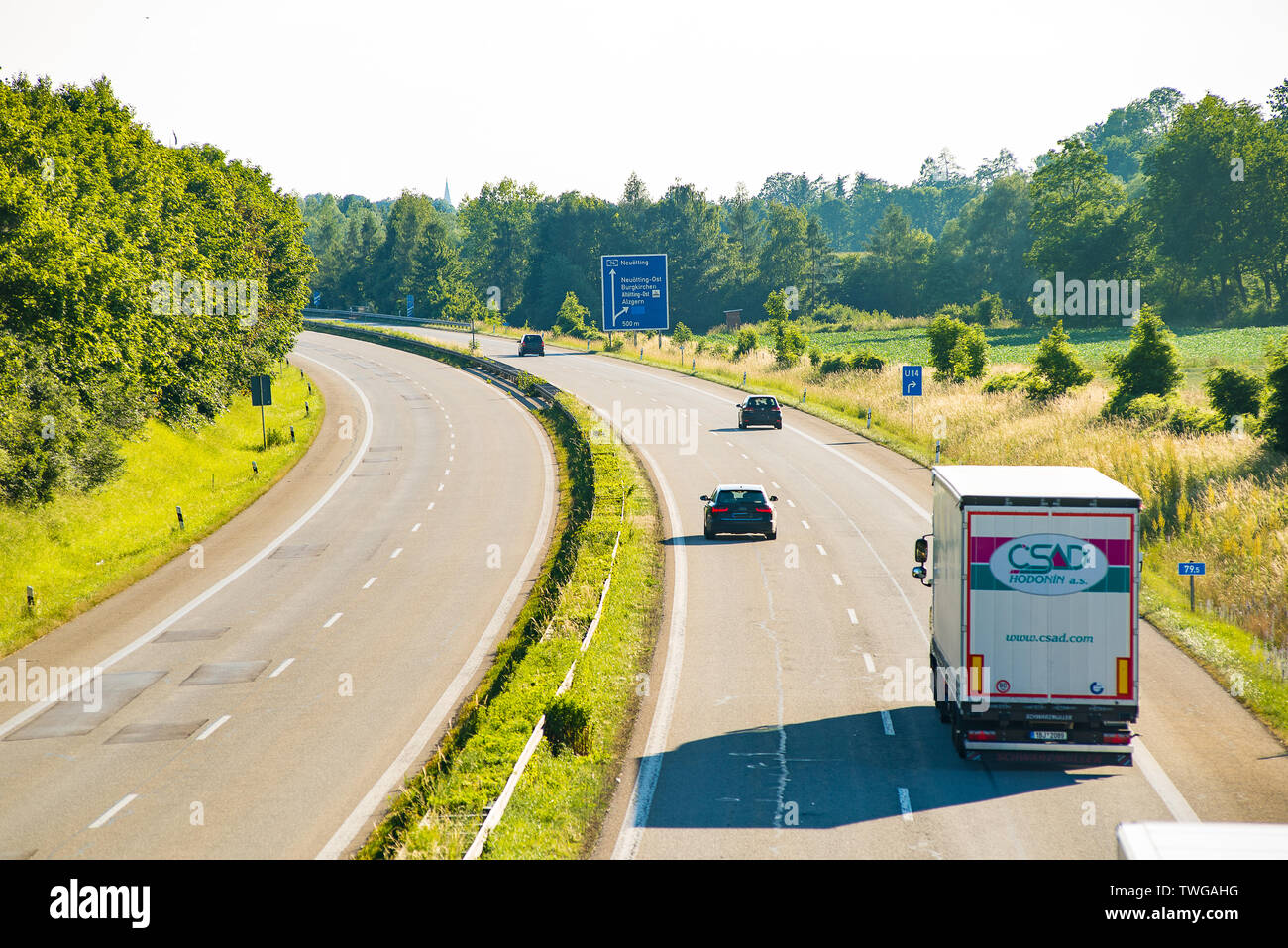 Neuoetting, Germany-June 18,2019: Blick auf die Ausfahrt Anmelden deutsche Autobahn in den späten Nachmittag. Stockfoto