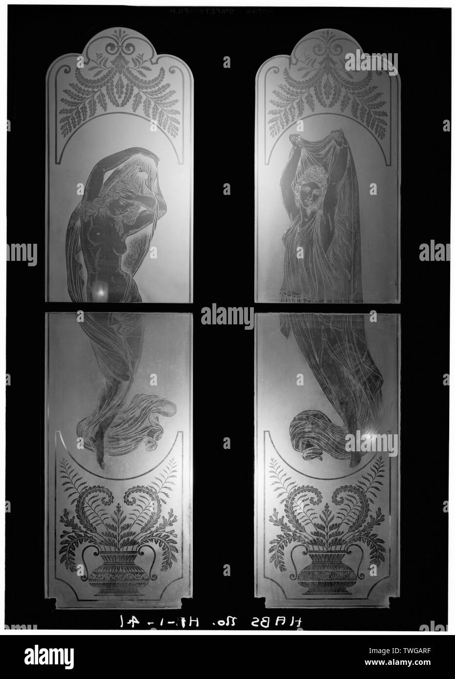 Geätzte glasscheiben Ausgeschnittene Stockfotos und -bilder - Alamy