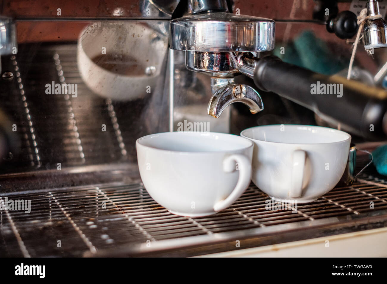 Kaffeemaschine, Espresso in weißen Schale auf Bar Stockfoto