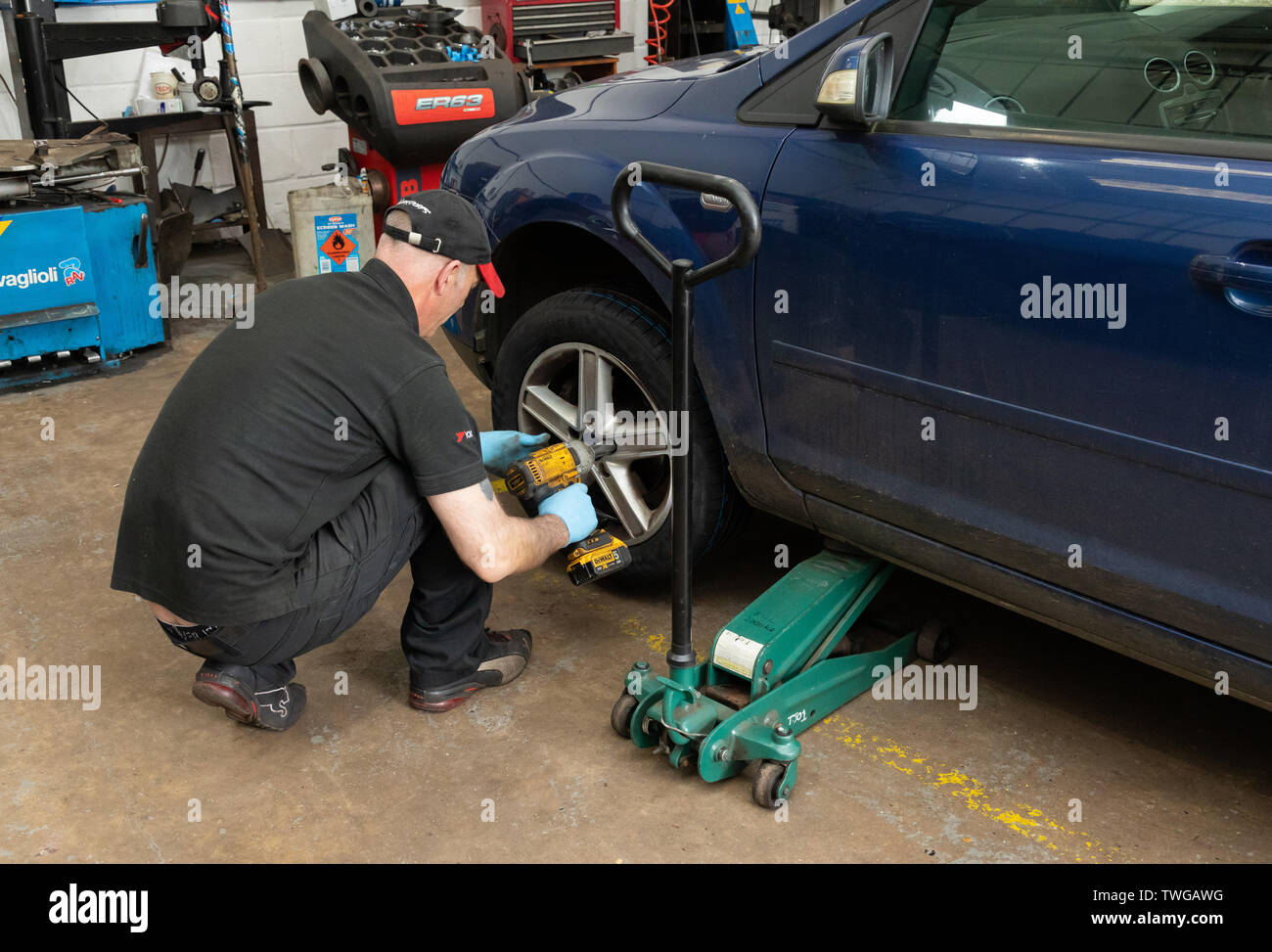 Mechaniker ändern Autoreifen. Bury Reifen Center in Bury St. Edmunds, Suffolk, Großbritannien Stockfoto