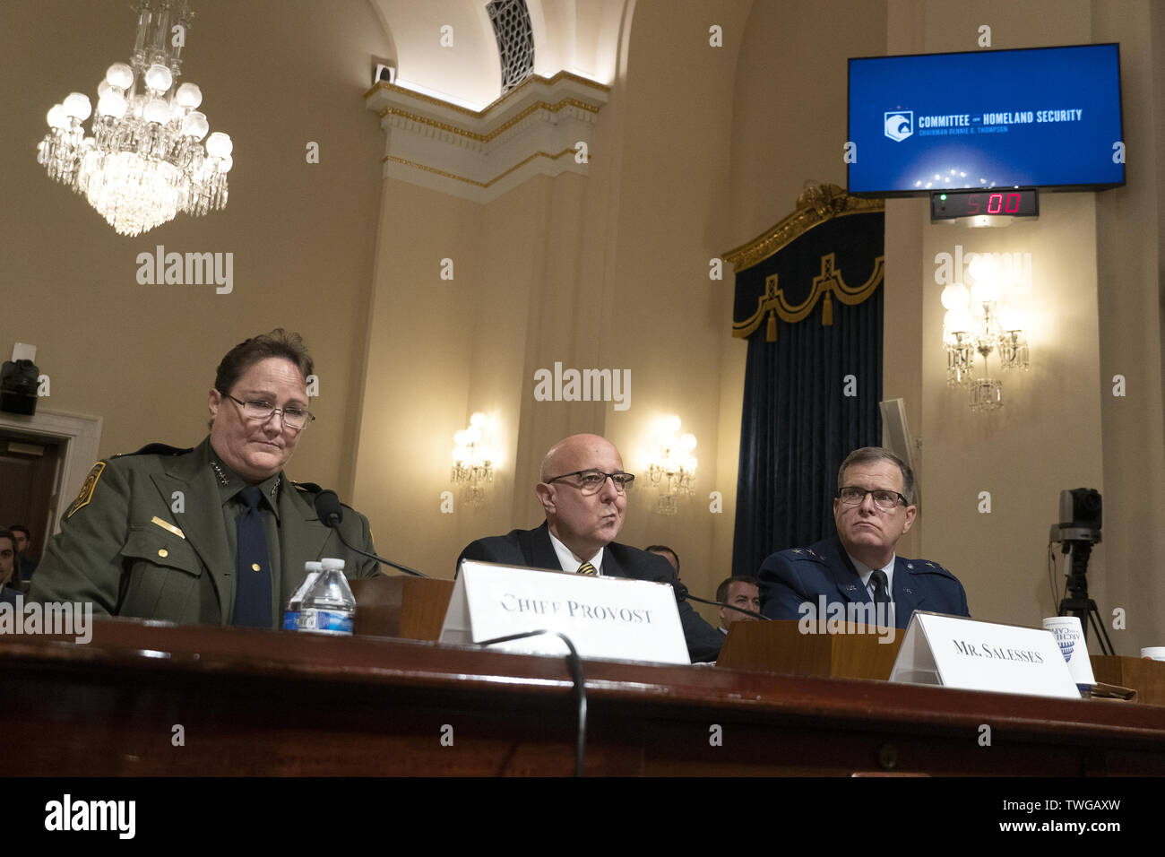 Washington, District of Columbia, USA. Juni, 2019 20. Leiter der U.S. Border Patrol, die US-amerikanischen Zoll- und Grenzschutzbehörden Carla Provost, stellvertretender Verteidigungsminister für Heimatverteidigung Integration und Verteidigung Unterstützung der zivilen Behörden Robert Salesses, und Adjutant General für Arizona Major General Michael T. McGuire bezeugen vor dem Ausschuss für die Innere Sicherheit auf dem Capitol Hill in Washington, DC, USA am 20. Juni 2019 Credit: Stefani Reynolds/CNP/ZUMA Draht/Alamy leben Nachrichten Stockfoto