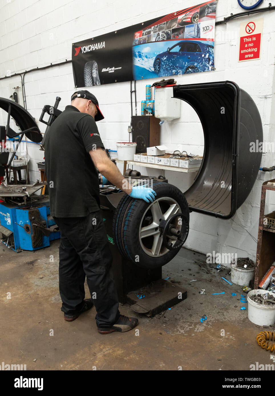Mechaniker balancing Auto Räder nach neuen Reifen montiert. Bury Reifen Center in Bury St. Edmunds, Suffolk, Großbritannien Stockfoto