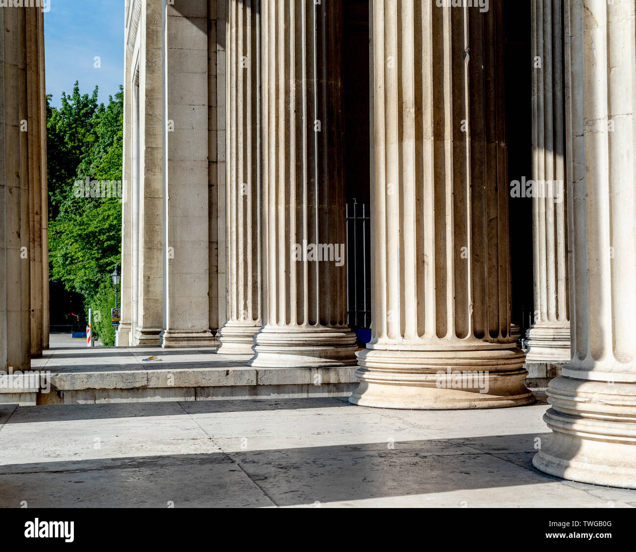 Munich, Bayern, Deutschland - 18. Mai 2019. Überblick über Königsplatz Säulen an einem Frühlingstag mit blauem Himmel und keine Wolken. Dies ist ein Platz in der gebaut Stockfoto