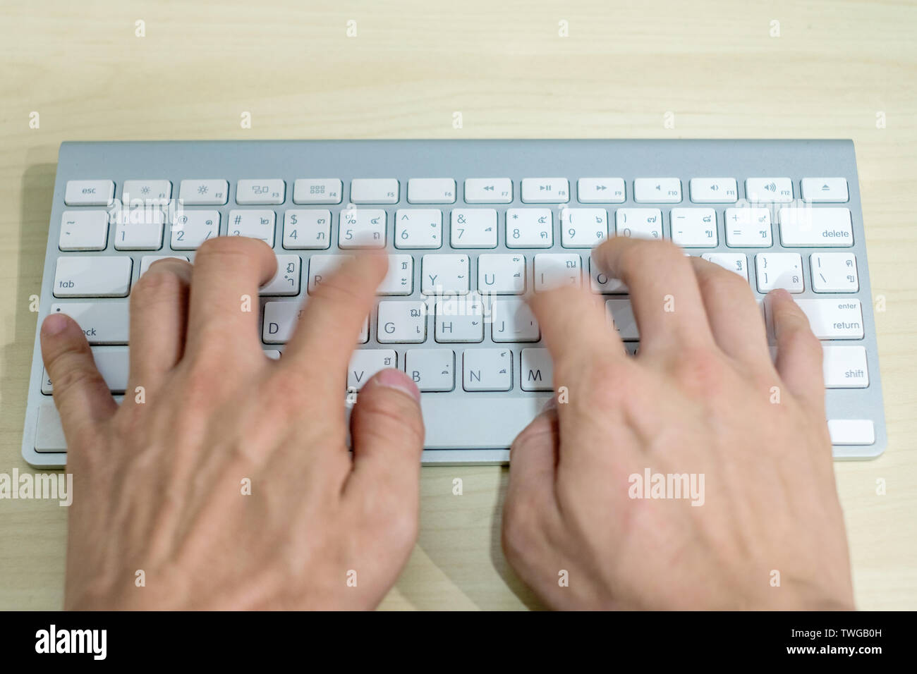 Hand professionelle Programmierer Maschinenschreiben auf moderne weiße Tastatur auf hölzernen Schreibtisch Stockfoto